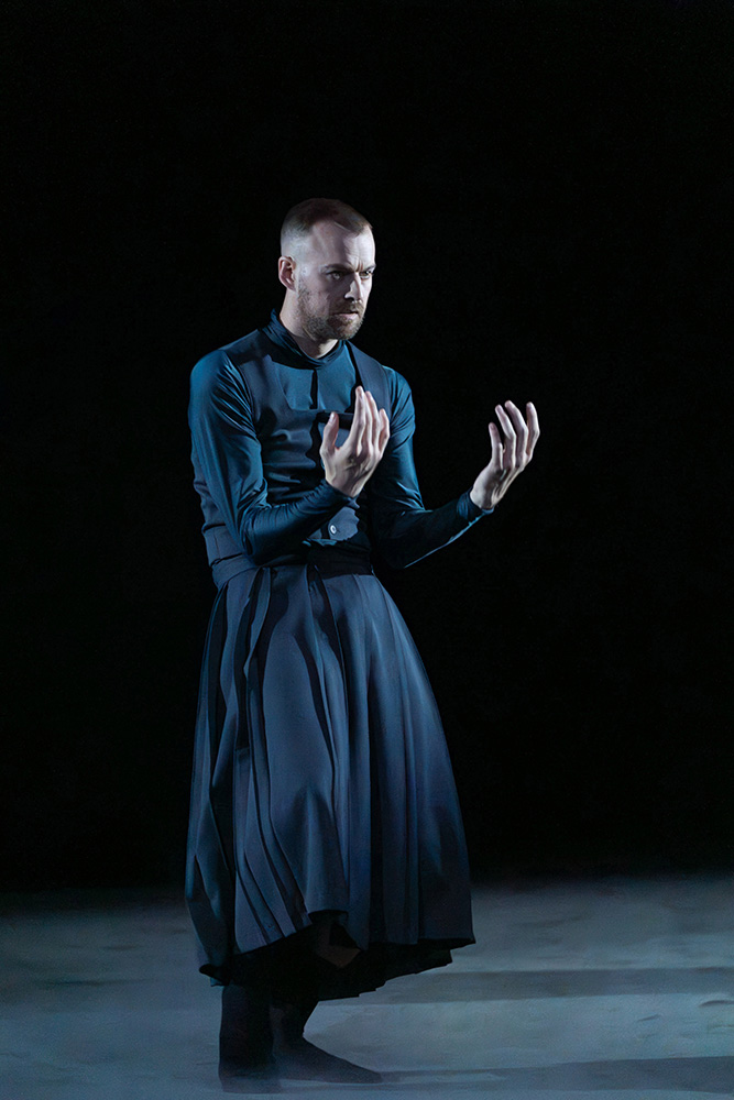 Leigh Alderson in *Hīeran*; photo: Bernd Schönberger; all photos: Bernd Schönberger