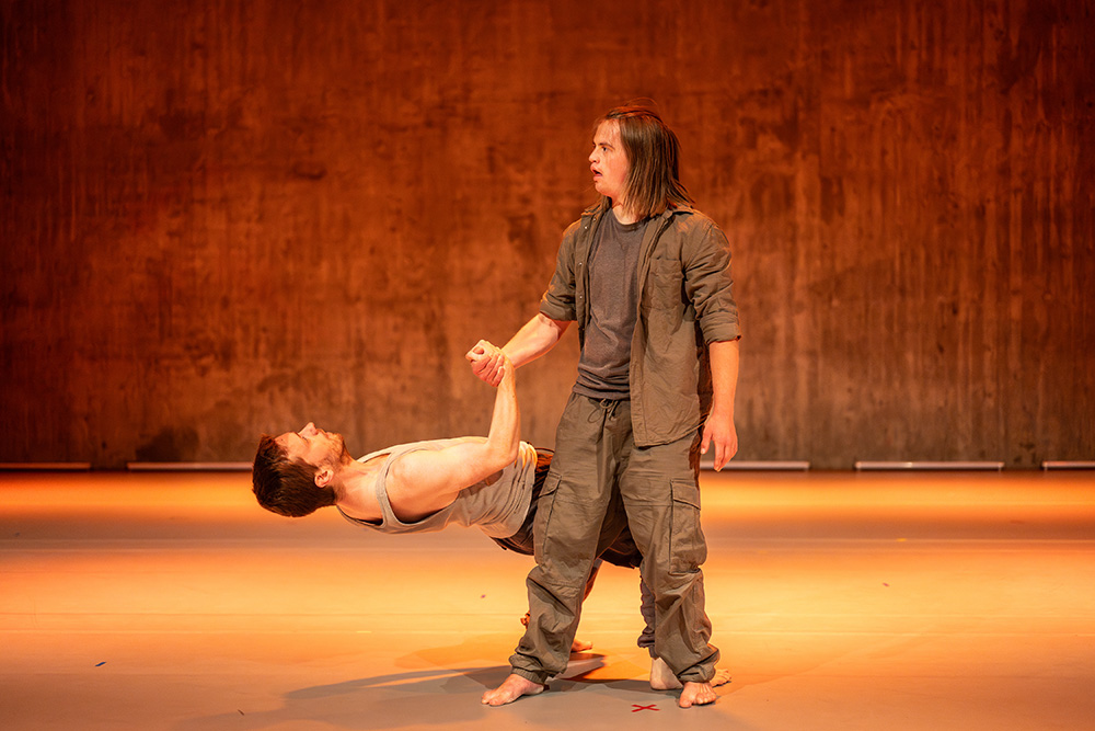 Tim Gerhards and Till Krumwiede in *chAOs*; photo and background: Gerhard W. H. Schmidt