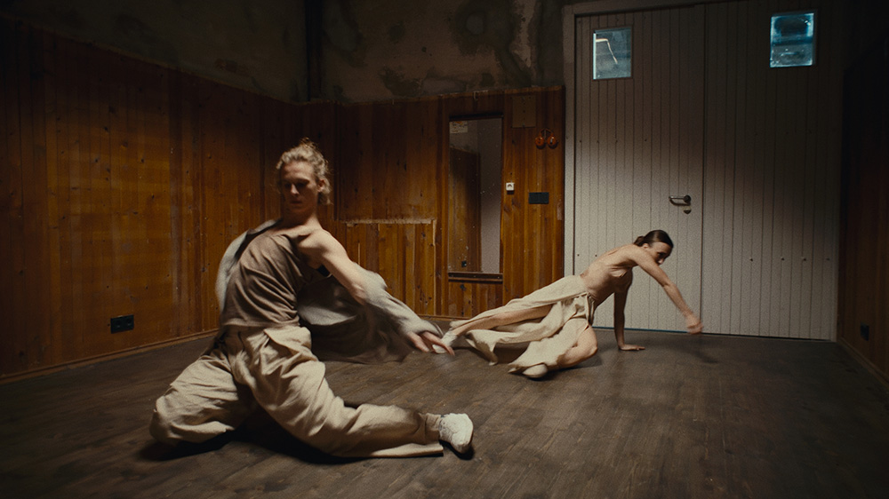 ARTE production *Dance plus City*: *Circus of Love and Lament* by Marta Pulk, with Arturs Nīgalis and Marite Supe, circus arena in Riga, Latvia; photo: Just a moment, Air Productions, Stellar Film, Tag Film, Moon Man, ARTE G.E.I.E.