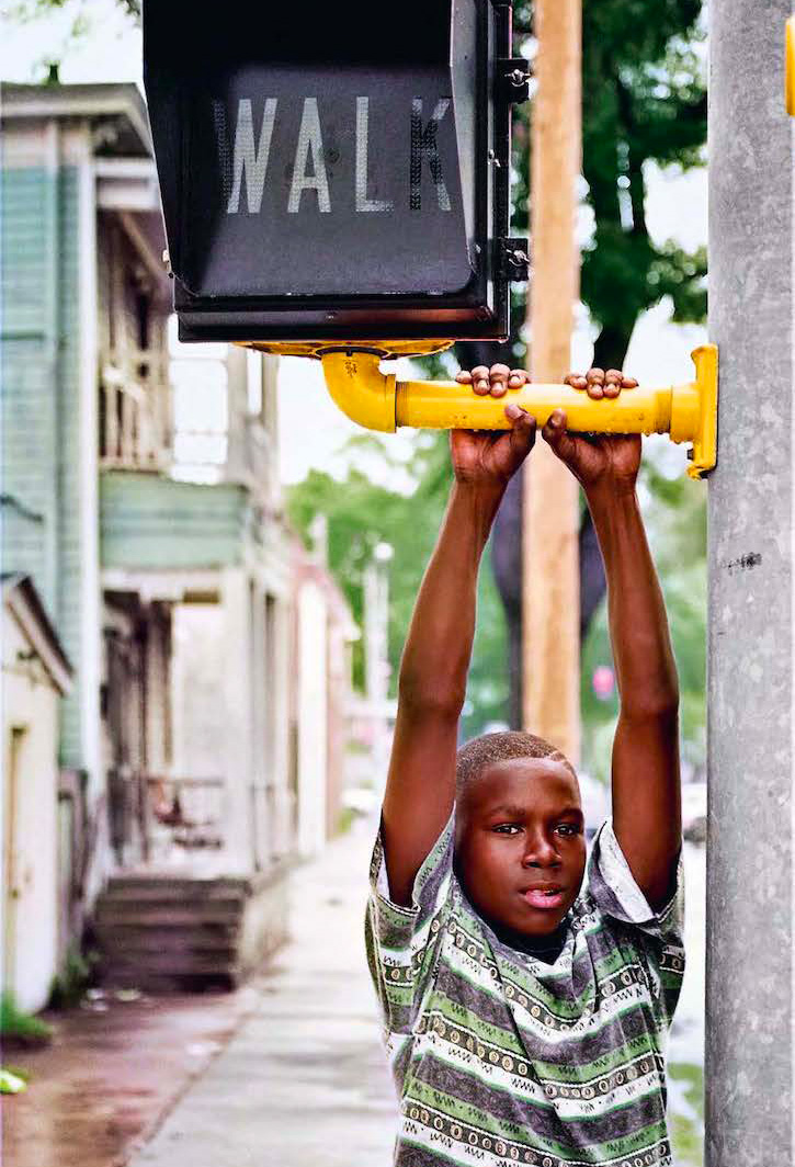 Jamel Shabazz, *Holding on, Savannah, Georgia 1995*; © Jamel Shabazz, Courtesy Galerie Bene Taschen, Köln