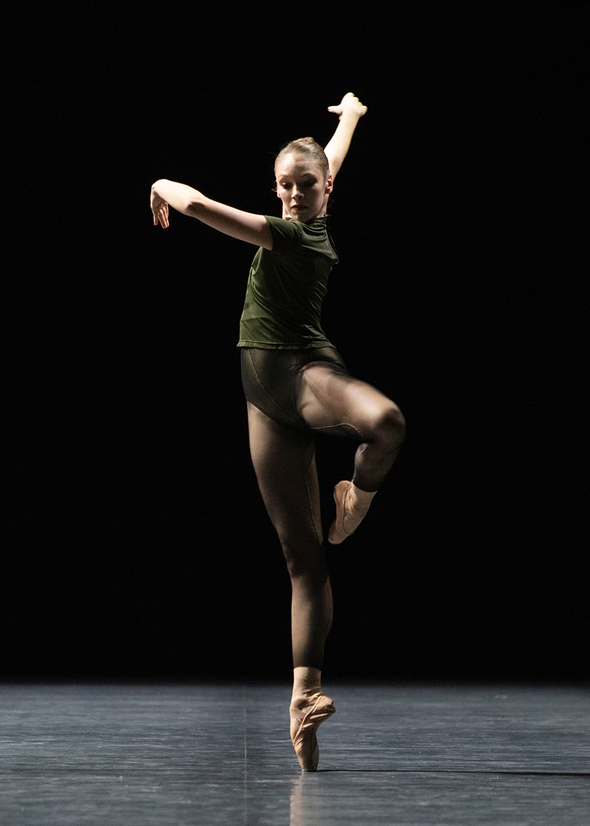 Roxane Stojanov in *Rearray* by William Forsythe; photo: Ann Ray