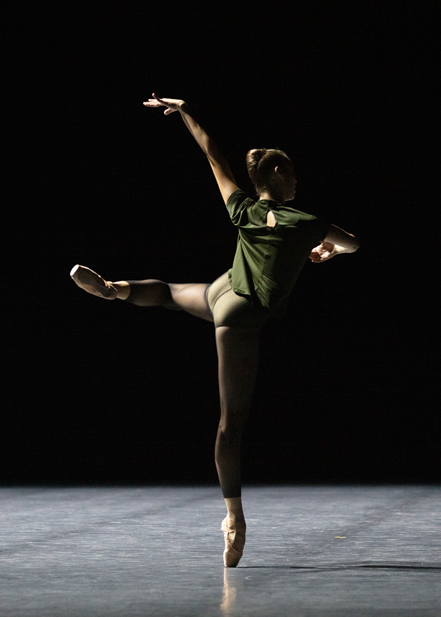 Roxane Stojanov in *Rearray* by William Forsythe; photo: Ann Ray