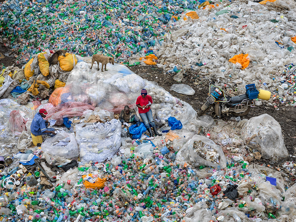 Dandora Landfill #3, Mülldeponie am Stadtrand von Nairobi, Kenia 2016, Foto: Edward Burtynsky 2016, courtesy Galerie Springer, Berlin/Nicholas Metivier Gallery, Toronto