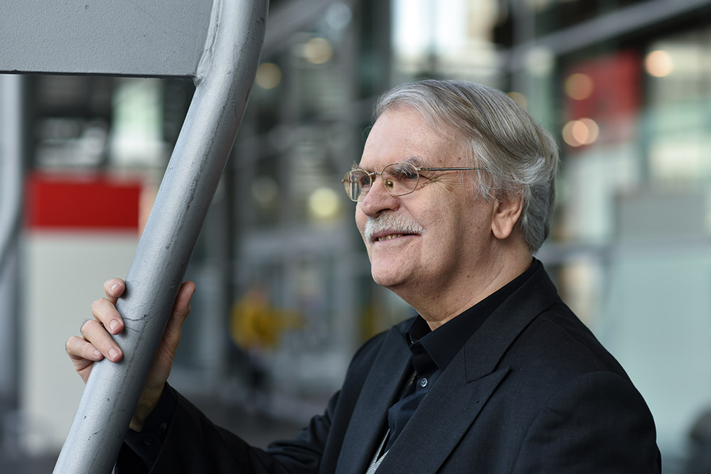 KURT STEINMANN, geb. 1945, ist ein Schweizer Altphilologe, dessen transparent-genaue Übersetzungen antiker Autoren immer öfter gespielt werden. 2008 gelang ihm eine überzeugende Neuübersetzung der «Odyssee», 2017 der «Ilias». Ebenfalls von ihm übertragen wurden u.a. Aischylos’ «Orestie» und «Die Perser» sowie Euripides’ «Elektra» und «Die Troerinnen». Im Augenblick arbeitet Steinmann an einer «Medea»-Übersetzung. Foto: picture alliance