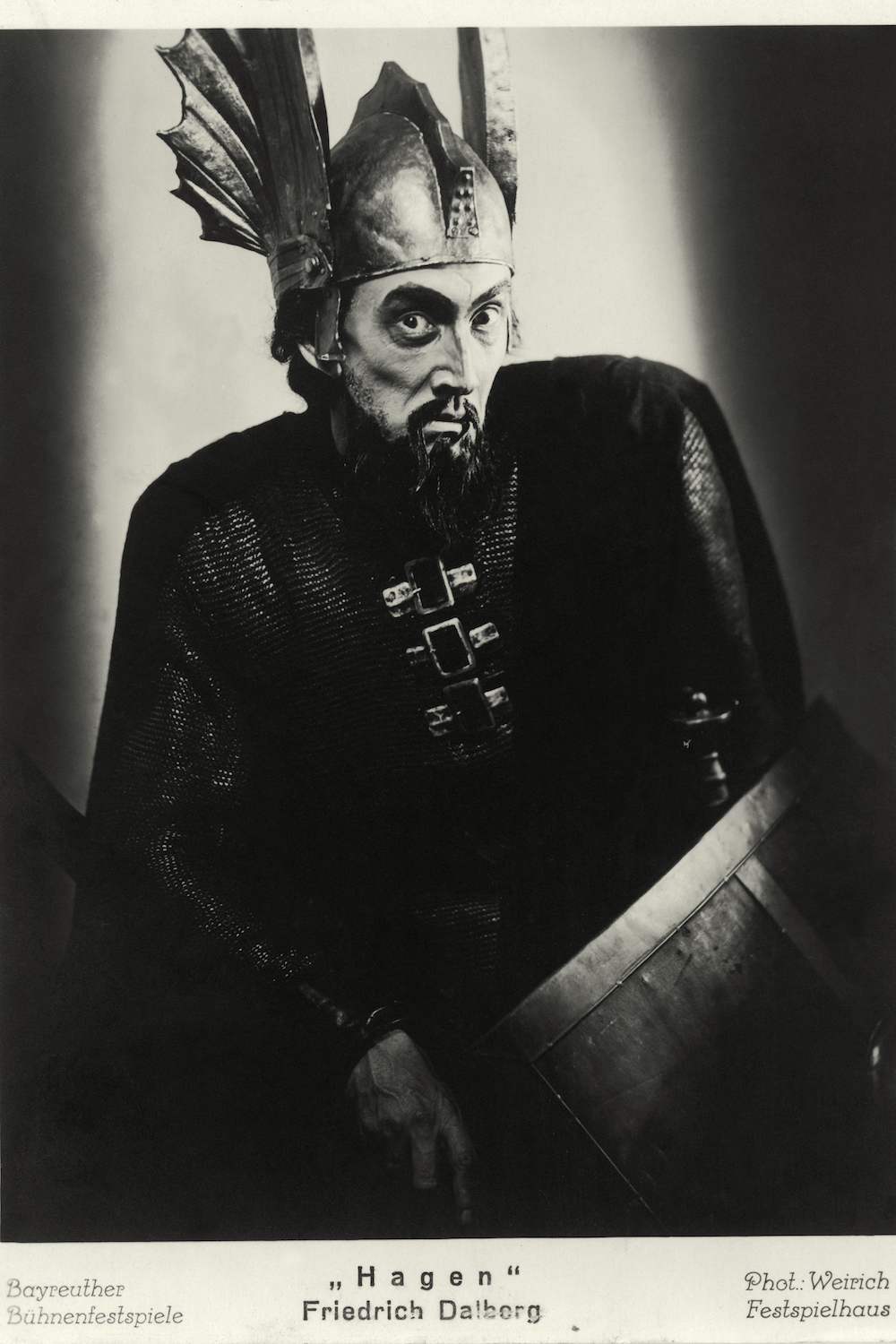 Alte Schule der Theaterfotografie. Friedrich Dalberg als Hagen von 1942. Foto: picture-alliance