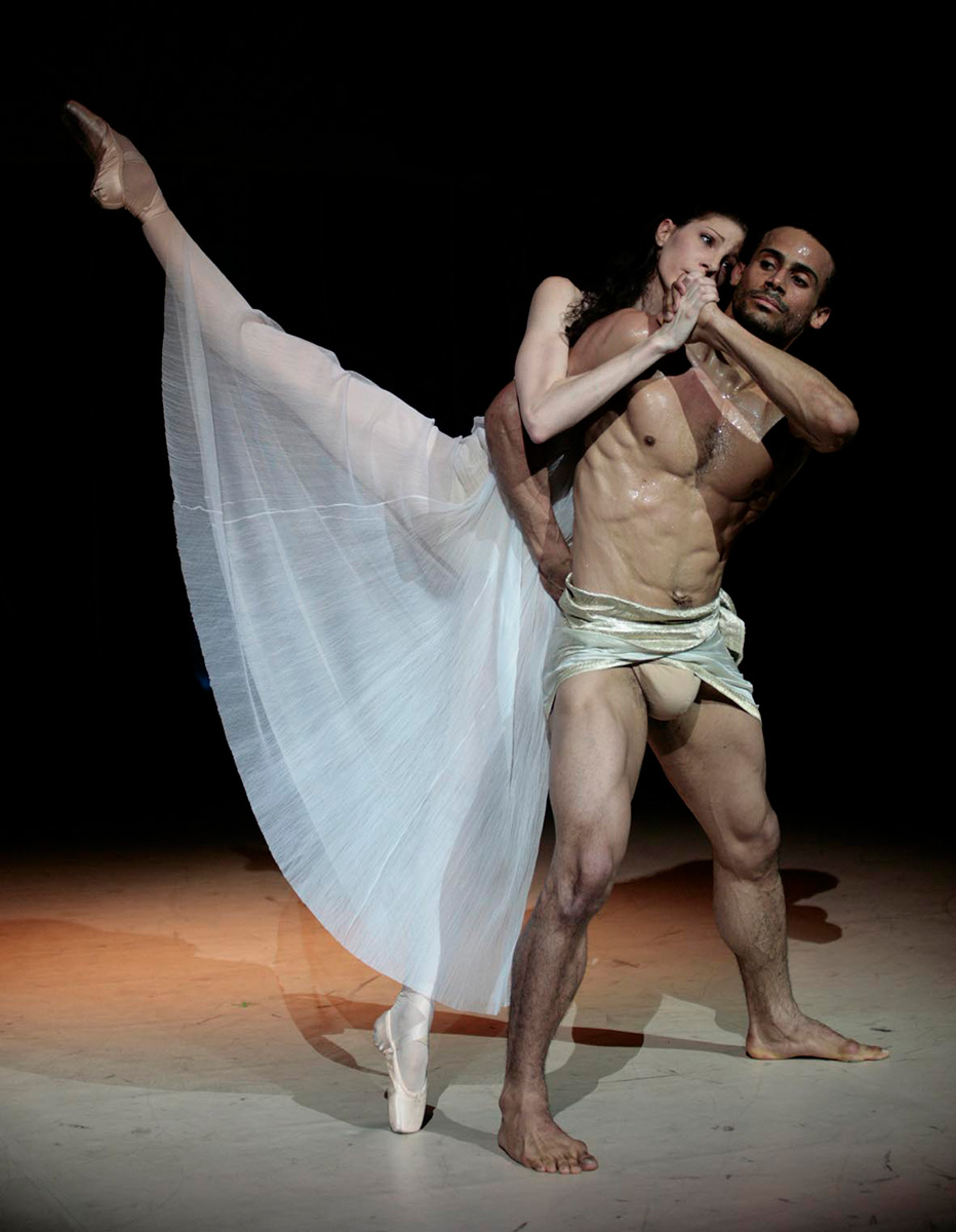 Amilcar Moret Gonzalez in der Titelrolle und Hélène Bouchet als Desdemona, Hamburg Ballett, 2008 Foto: Anja Beutler