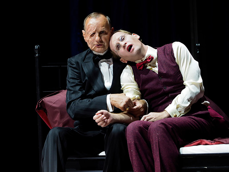«Menschen im Hotel» am Düsseldorfer Schauspielhaus. Foto: Thomas Rabsch