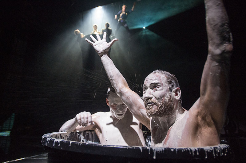 mit JÖRG POHL an Bord von Käptn Ahabs Walfangschiff in «Moby Dick», Thalia Theater 2013, Foto: Krafft Angerer