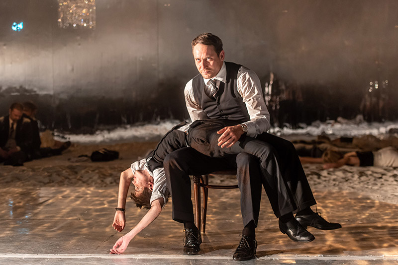 SEBASTIAN ZIMMLER als Jakub Shapiro (mit TARIK SANLI) in Ewelina Marciniaks «Der Boxer» nach dem Roman von Szczepan Twardoch im Thalia in der Gaußstraße, 2019, Foto: Krafft Angerer