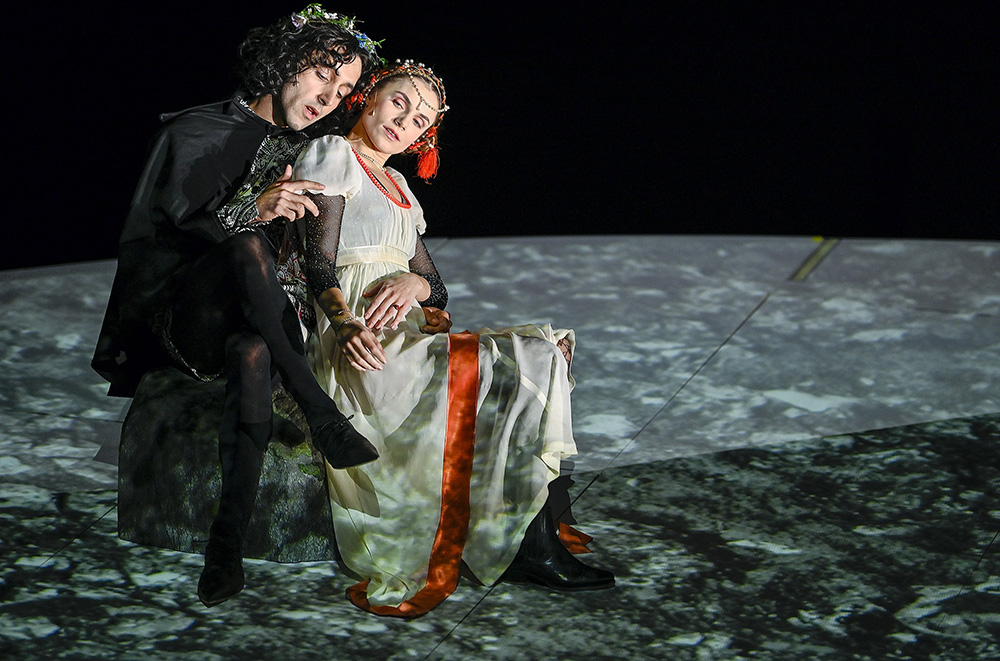 Mit Kollege Yassin Trabelsi in «Die Familie Schroffenstein» am Staatsschauspiel Dresden, Foto: Sebastian Hoppe