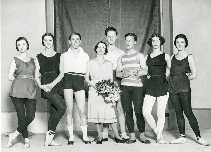 Marie Rambert (Mitte mit Blumen) und ihre Tänzer, Foto: rambert.org.uk