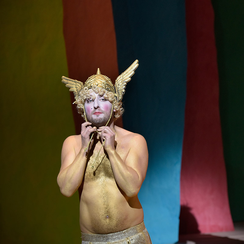 Bastian Reiber als Diener Sosias in Molières «Amphitryon», Schaubühne Berlin 2019, Foto: Thomas Aurin