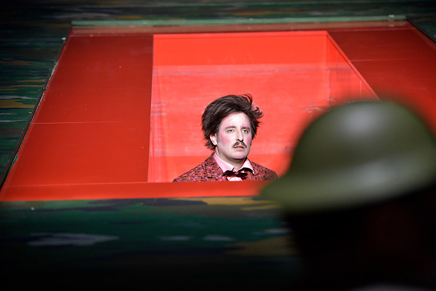 Bastian Reiber in «Champignol wider Willen» an der Berliner Schaubühne 2018, Foto: Thomas Aurin