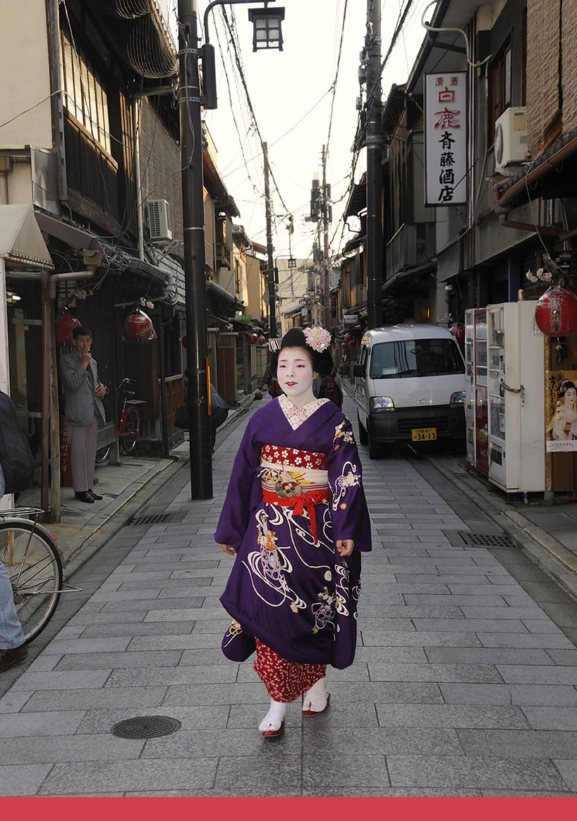 Geisha Anwärterin in einer traditionellen Straße im Gion-Viertel, Kyoto, Foto: picture alliance/imageBROKER