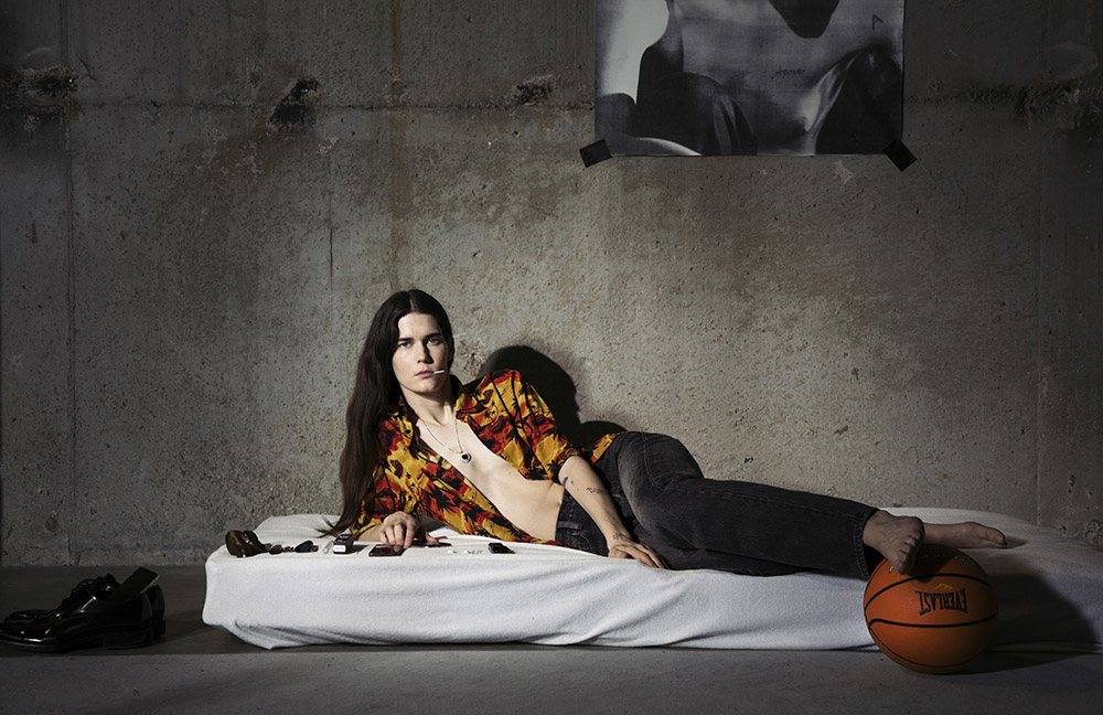 Eliza Douglas in der Probe zur BMW Tate Live Exhibition: Anne Imhof: Sex at Tate Modern 2019, Foto: Nadine Fraczkowski, Courtesy Galerie Buchholz, Berlin/Cologne/New York