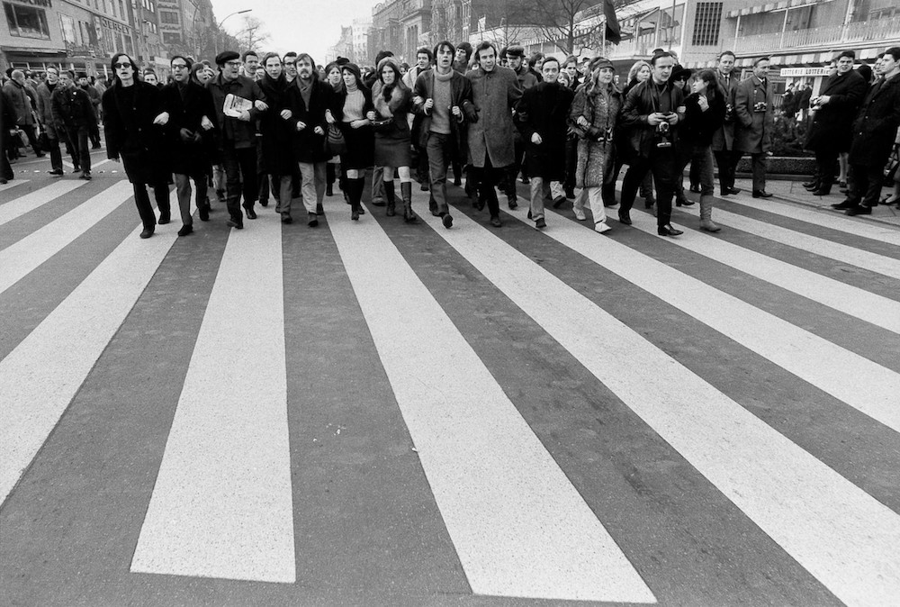 Michael Ruetz: 3. Februar 1968, Berlin. Demonstration auf dem Kurfürstendamm gegen die griechische Militärjunta, Kunstsammlung der Akademie der Künste © Michael Ruetz / Agentur Focus/Flashes of the Future