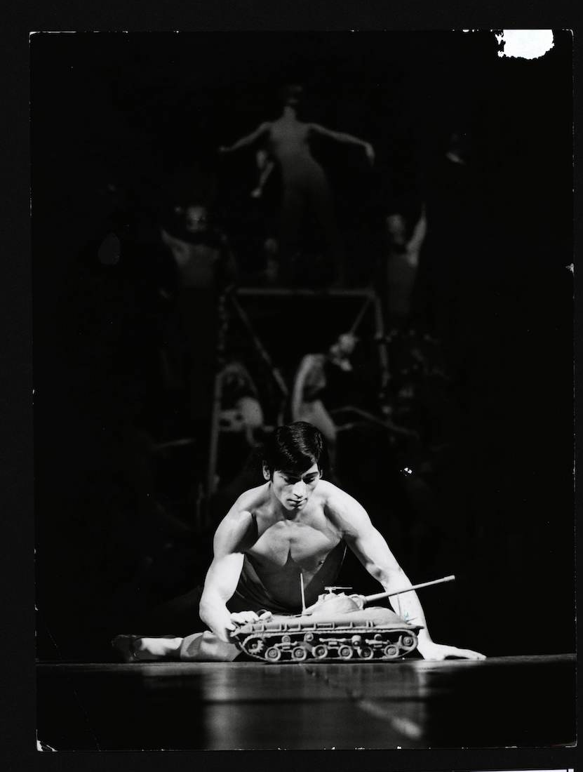 Lothar Hammes in «Kriegsanleitung für jedermann» von Hans Kresnik, Bremen 1970 Foto: Andreas Buttmann/Courtesy DTK
