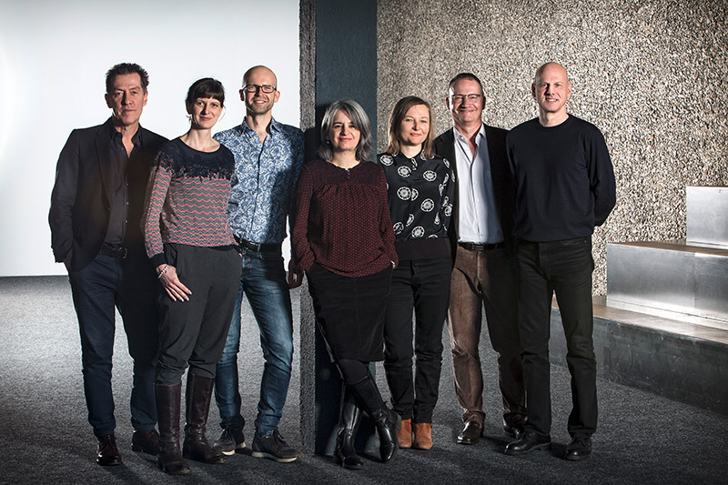Die Theatertreffen-Jury 2020: Wolfgang Höbel, Cornelia Fiedler, Georg Kasch, Shirin Sojitrawalla, Margarete Affenzeller, Andreas Klaeui und Franz Wille, Foto: Iko Freese