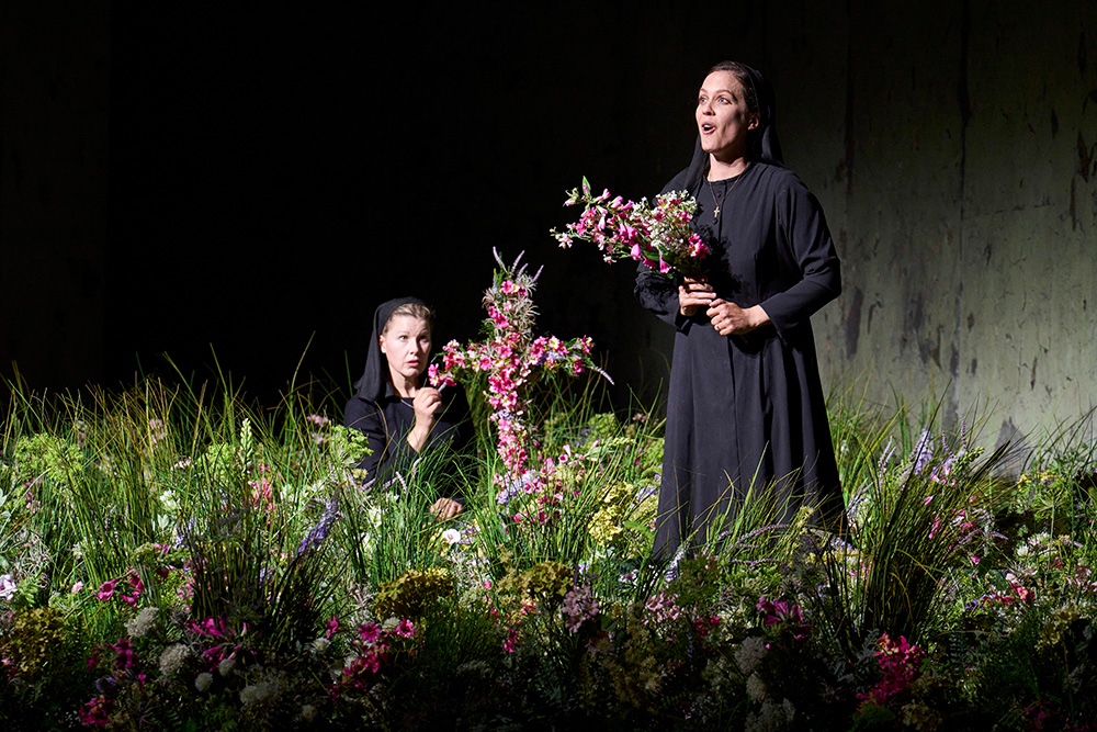 Blanche de la Force (Sally Matthews) and Sister Constance (Florie Valiquette), Foto: Richard Hubert Smith/Glyndebourne Productions Ltd.