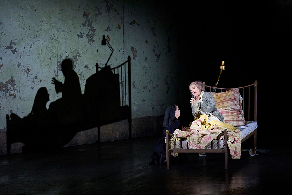 Blanche de la Force (Sally Matthews) and Madame de Croissy, Prioress (Katarina Dalayman), Foto: Richard Hubert Smith/Glyndebourne Productions Ltd.