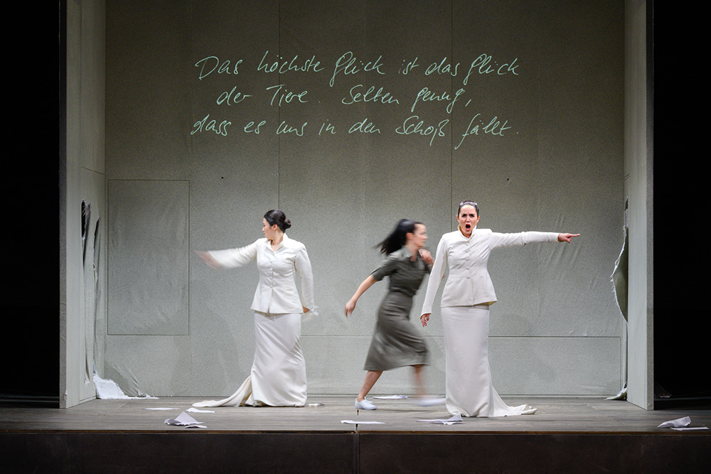 Seunghee Kho (Fiordiligi), Csilla Csövari (Despina) und Shachar Lavi (Dorabella, Foto: Maximilian Borchardt