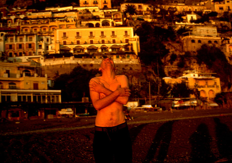 Nan Goldin, Pawel On Beach Laughing, Positano, 1996 Archivarischer Pigmentdruck, Foto: Nan Goldin