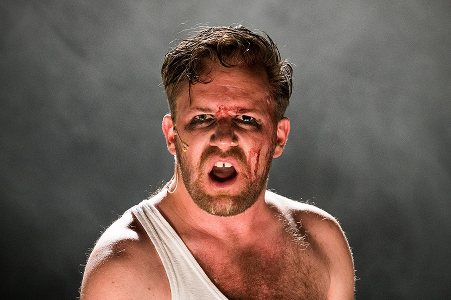 Nico Holonics als Mackie Messer, Foto: JR Berliner Ensemble