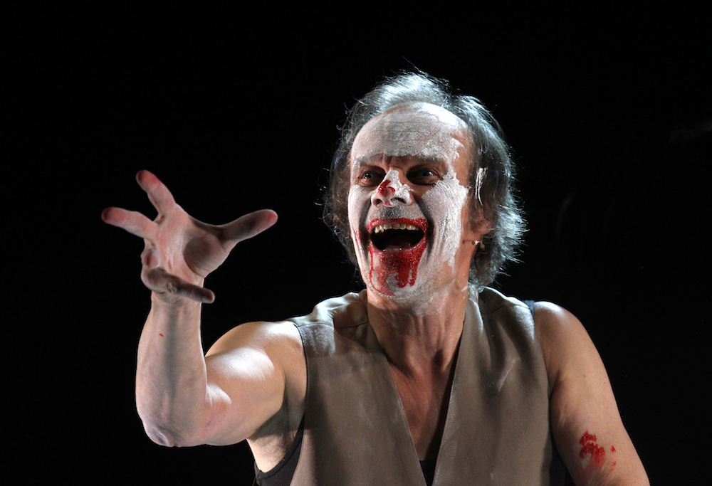 Egdgar Selge in «Unterwerfung» am Deutschen Schauspielhaus Hamburg. Foto: Klaus Lefebvre