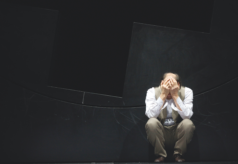 Egdgar Selge in «Unterwerfung» am Deutschen Schauspielhaus Hamburg. Foto: Klaus Lefebvre