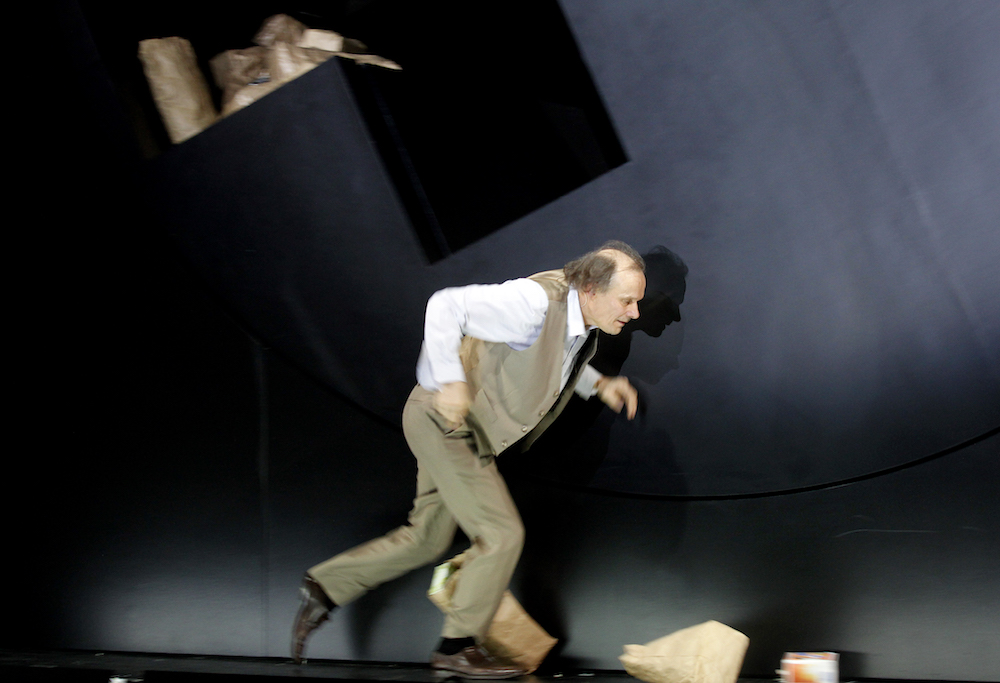 Egdgar Selge in «Unterwerfung» am Deutschen Schauspielhaus Hamburg. Foto: Klaus Lefebvre