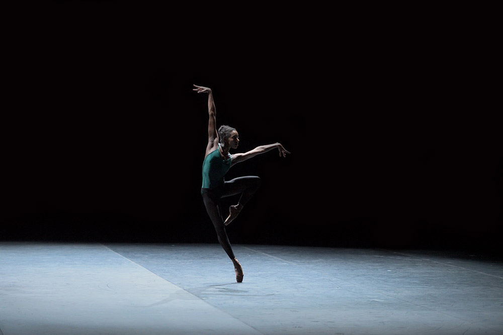 Precious Adams in In the Middle, Somewhat Elevated, Foto: Laurent Liotardo